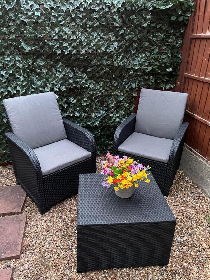 Beautiful Apartment In Beckton With Private Entrance And Garden London Eksteriør billede