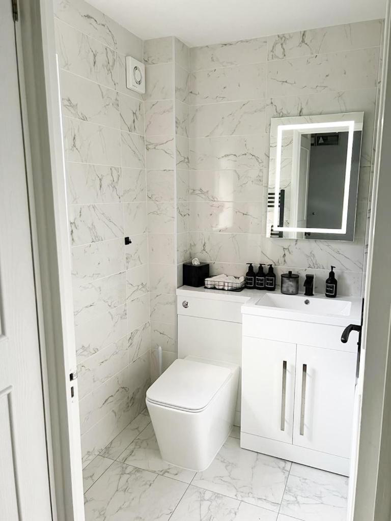 Beautiful Apartment In Beckton With Private Entrance And Garden London Eksteriør billede