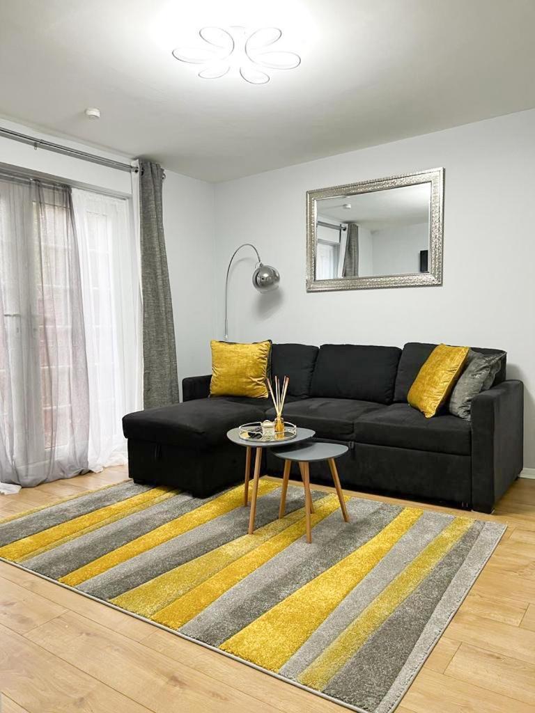 Beautiful Apartment In Beckton With Private Entrance And Garden London Eksteriør billede