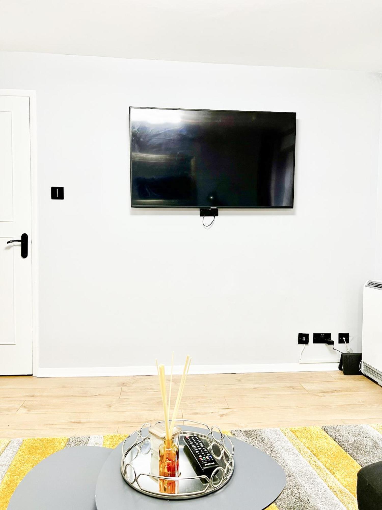Beautiful Apartment In Beckton With Private Entrance And Garden London Eksteriør billede
