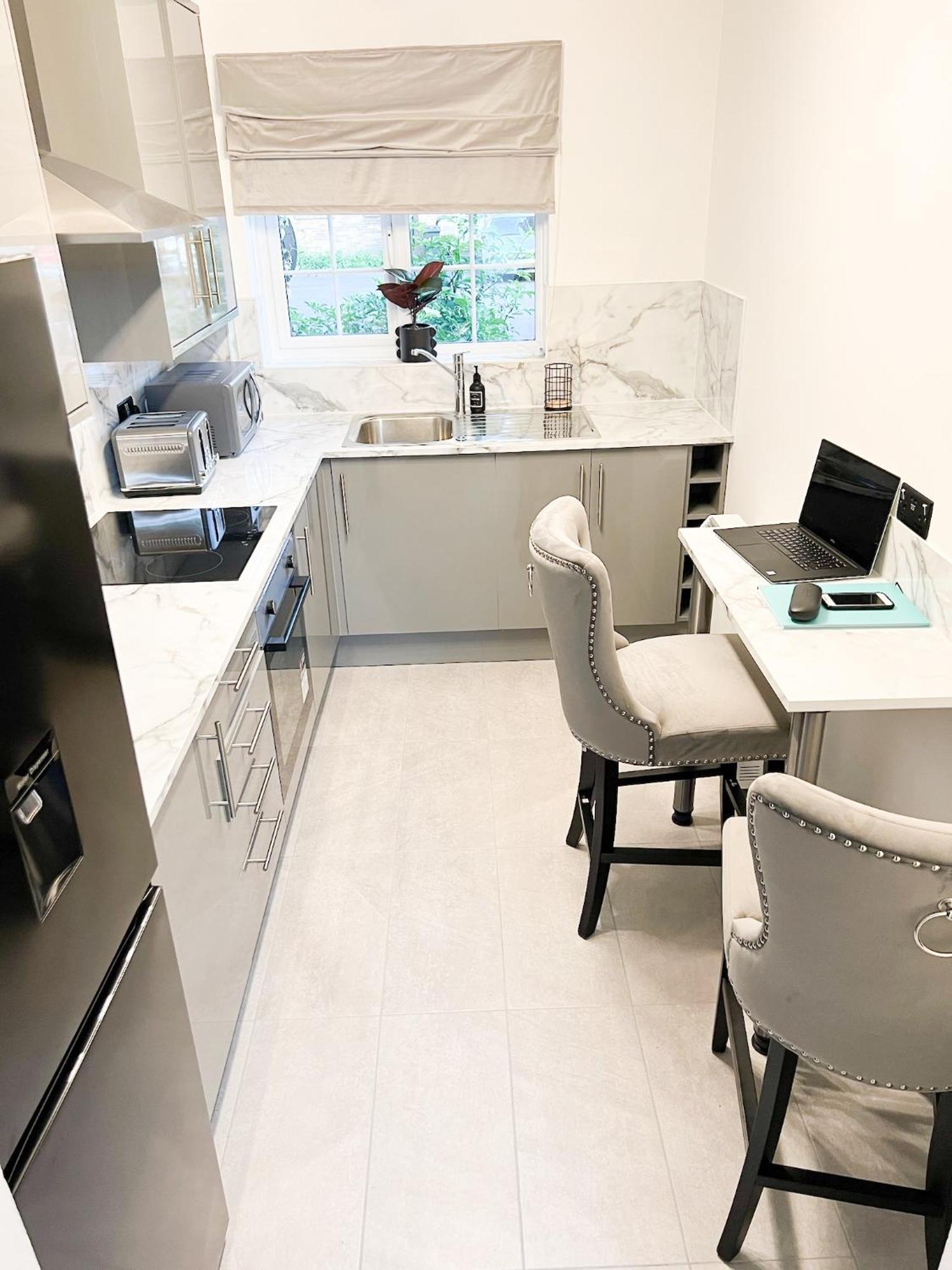 Beautiful Apartment In Beckton With Private Entrance And Garden London Eksteriør billede